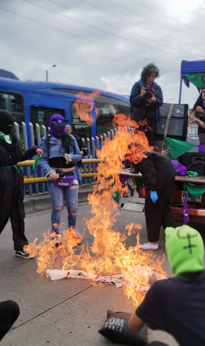 Se presentan retrasos en la movilidad por manifestaciones feministas En conmemoración al Día de la Eliminación de las Violencias Contra la Mujer, varias mujeres y organizaciones feministas se manifiestan en Bogotá.