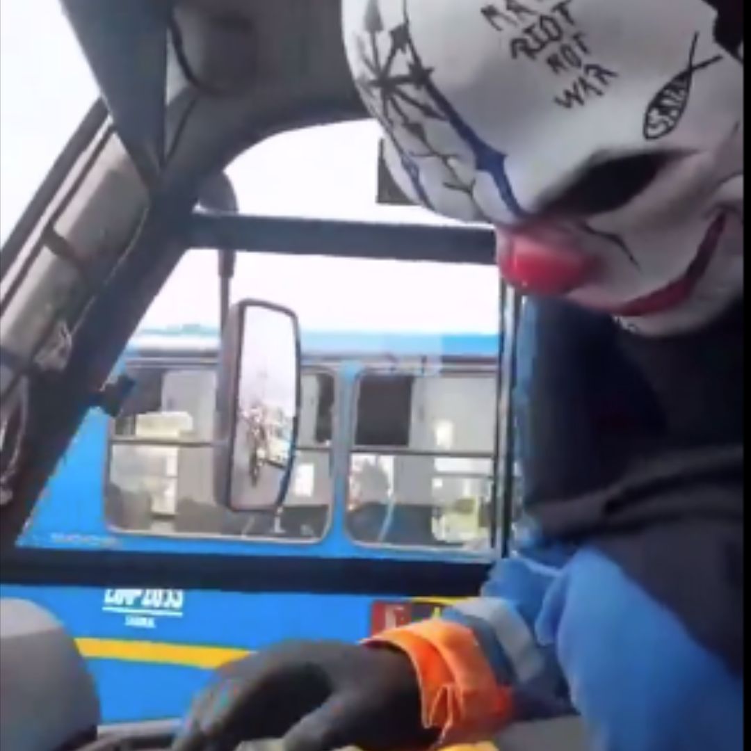 Sujeto con máscara de payaso se robó un bus del Sitp y lo estrelló En medio de las manifestaciones de este jueves, un encapuchado que usaba una máscara de payaso intimidó a un conductor del Sitp para llevarse el vehículo. Vea el video aquí.