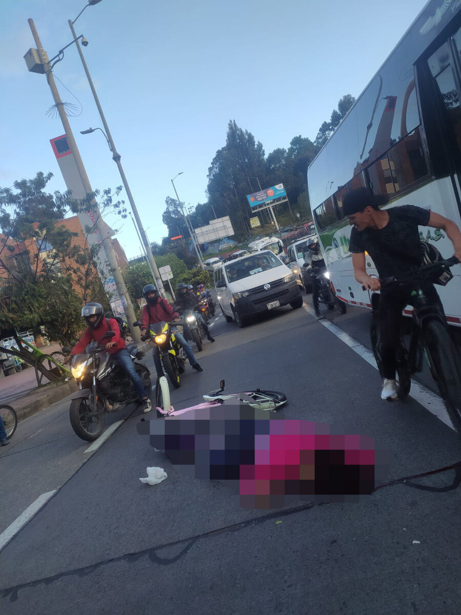 ÚLTIMA HORA: Grave accidente cobró la vida de una ciclista en Suba En el accidente se vio involucrada una ciclista y un bus.