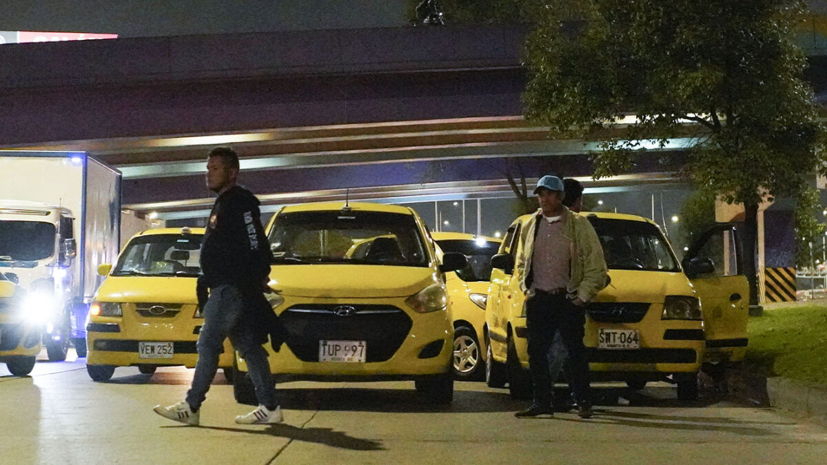Vuelve y juega: taxistas se van a paro en Bogotá Hace pocos minutos el gremio de taxistas anunció que volverá a las calles de Bogotá a hacer paro indefinido porque no han sentido ningún apoyo por parte del Distrito ni del Gobierno Nacional.