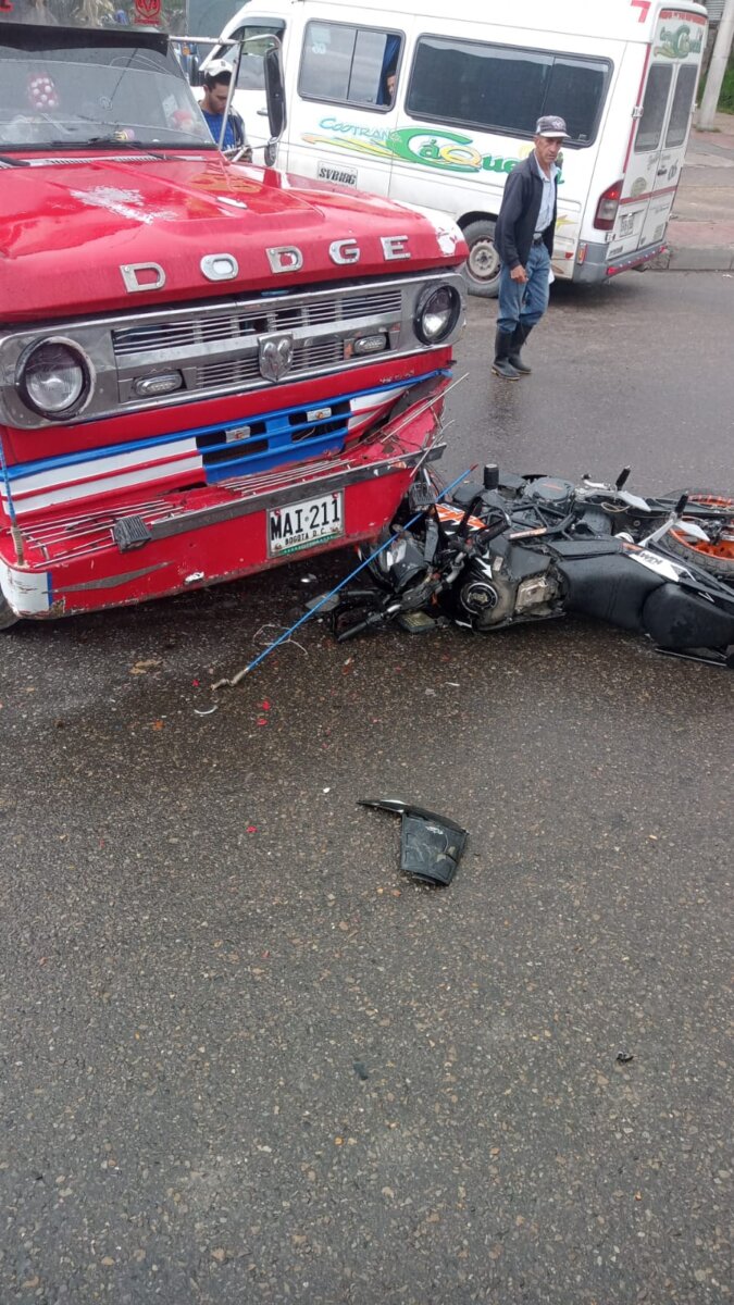 ÚLTIMA HORA: Grave accidente cobró la vida de un motociclista en Usme Motociclista falleció tras ser arrollado por un camión en Usme.