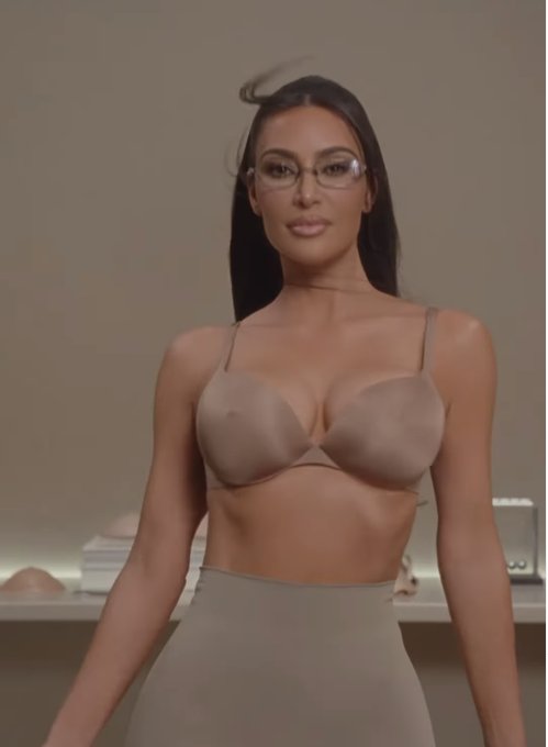 Polémica en redes sociales por nuevo brasier de moda La reconocida modelo estadounidense Kim Kardashian sigue revolucionando la moda con su marca de ropa Skims. Recientemente, hizo el lanzamiento de un brasier que marca pezones y generó divisiones en redes sociales.