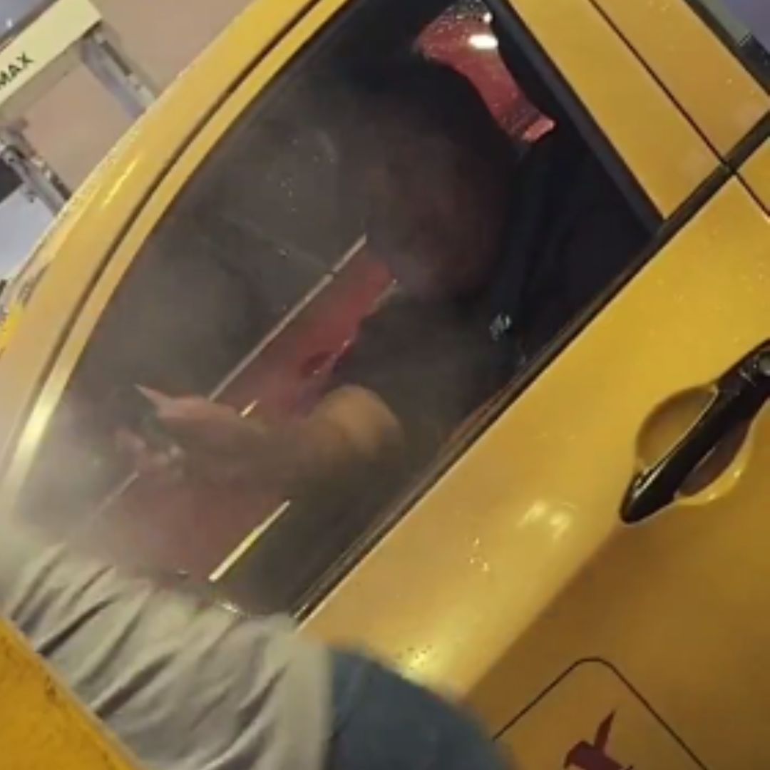 EN VIDEO: Taxista atacó con gas pimienta a dos mujeres Una mujer denuncia que un taxista la agredió a ella y a su mamá con gas pimienta. Vea el video aquí.