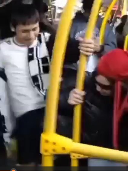 Armaron tremenda fiesta de perreo en TransMilenio En redes sociales se viralizó un video en el que un grupo de jóvenes aparece bailando reguetón al interior de un bus de TransMilenio.