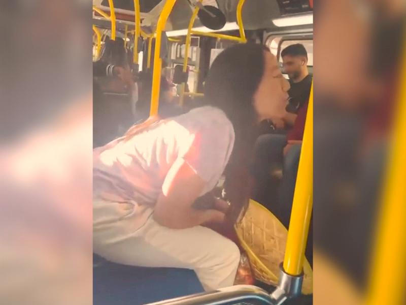 EN VIDEO: Mujer le ladra a un hombre en un autobús Una mujer fue filmada ladrando y aullando en un autobús en respuesta a lo que ella afirma ser acoso por parte de un hombre. El video del incidente ha cobrado notoriedad en las redes sociales, generando una amplia gama de reacciones y debates en línea.