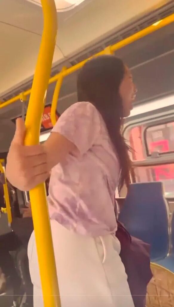 EN VIDEO: Mujer le ladra a un hombre en un autobús Una mujer fue filmada ladrando y aullando en un autobús en respuesta a lo que ella afirma ser acoso por parte de un hombre. El video del incidente ha cobrado notoriedad en las redes sociales, generando una amplia gama de reacciones y debates en línea.