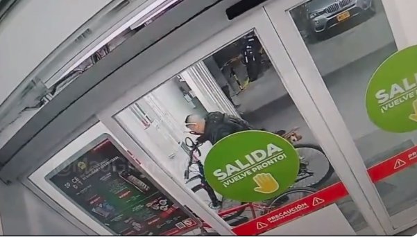 ¡Pilas! Así se robaron una bicicleta de un supermercado en Fontibón En un video que se ha compartido en redes sociales, quedó registrada la forma en la que delincuentes se roban las bicicletas que dejan las personas aseguradas antes de ingresar a un supermercado.