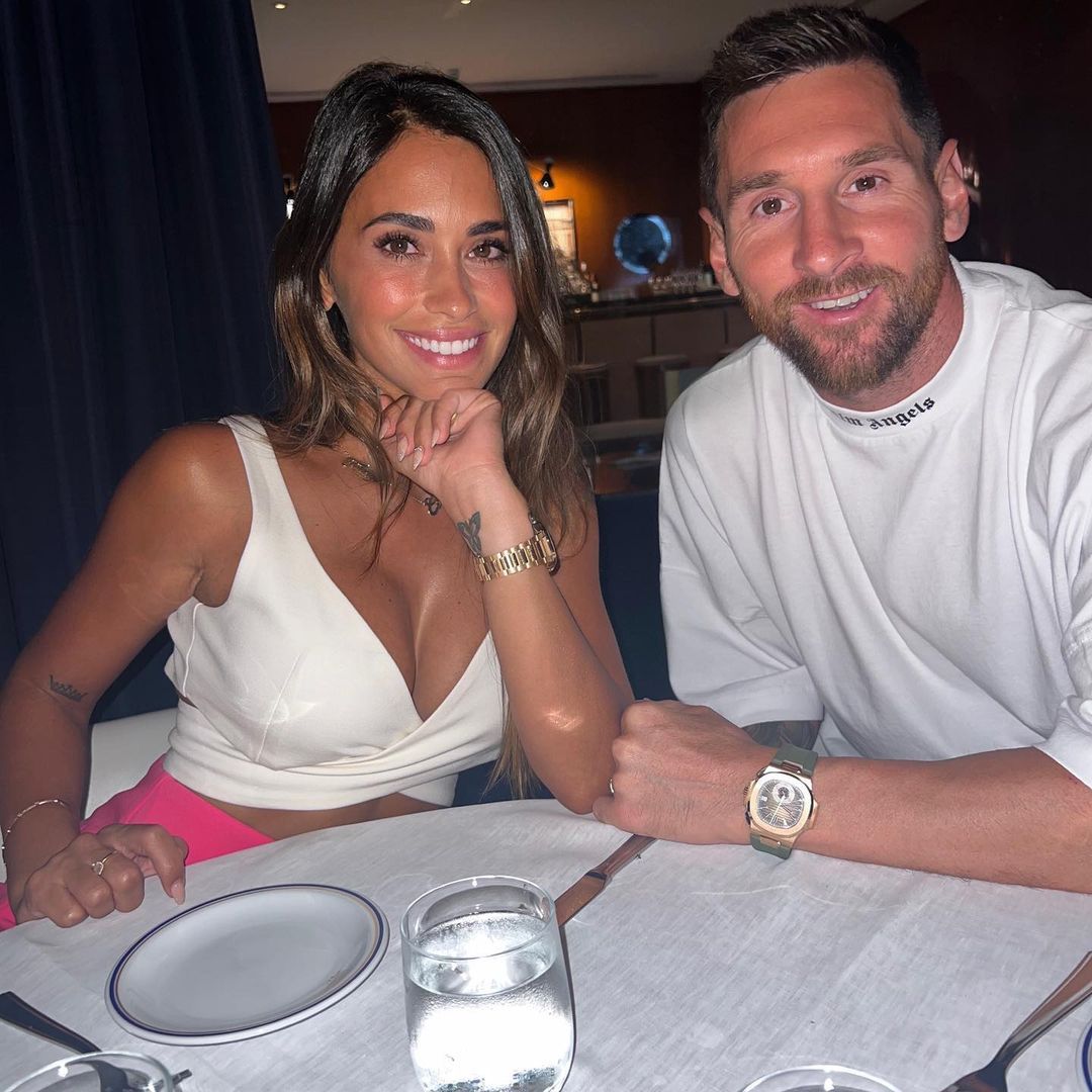 ¿Messi y Antonella se separan? Esto es lo que se sabe Quien lo creyera, Lionel Messi y su esposa Antonella Roccuzzo, una de las parejas estables y admiradas, parecen estar pasando por una crisis en su relación.