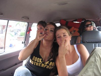 "Con razón alucina": Lluvia de críticas a Marbelle por foto fumando marihuana La cantante colombiana Marbelle, volvió a ser centro de polémica luego de “actualizar” una foto vieja en la que aparecía fumando.