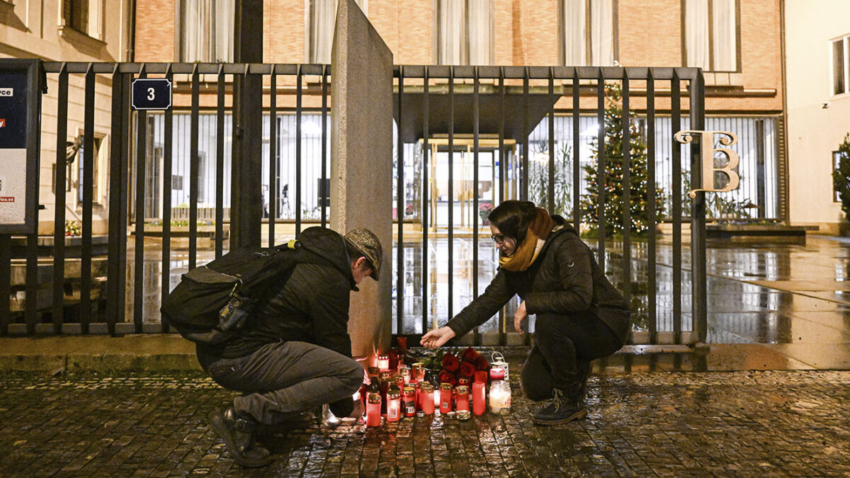 Al menos 15 muertos y 24 heridos por un tiroteo en una facultad Se habla de 15 muertos y al menos 24 personas heridas tras el tiroteo que se registró al interior de una facultad en el centro de Praga.