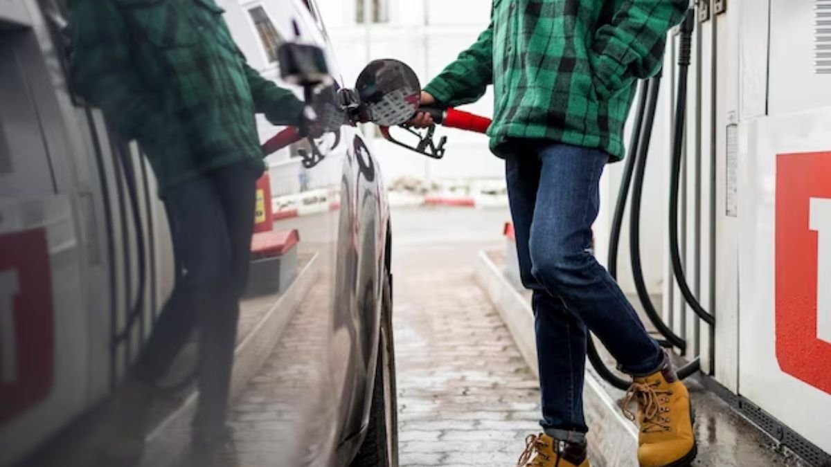 Aliste el bolsillo: gasolina subirá $600 en enero El gobierno nacional, en cabeza del Ministerio de Minas y Energía, confirmó que a partir de enero del próximo año 2024, aumentará el precio de la gasolina aumentará en todo el país.