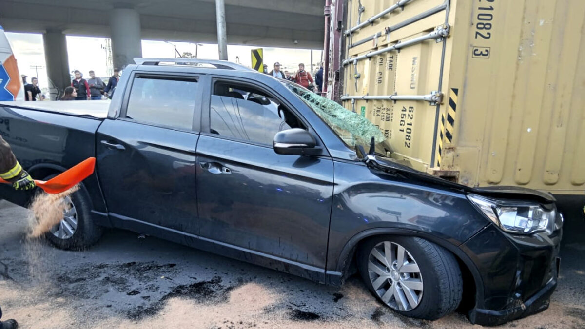 Aparatoso accidente entre tractocamión y vehículo particular Grave accidente entre tractocamión y camioneta en Cundinamarca.