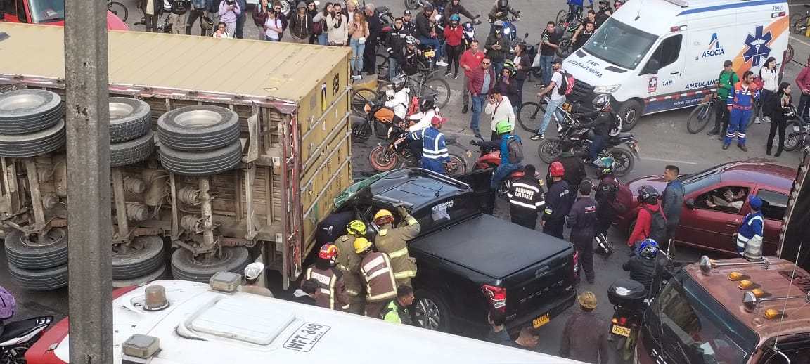 Aparatoso accidente entre tractocamión y vehículo particular Grave accidente entre tractocamión y camioneta en Cundinamarca.