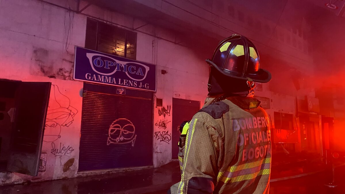Así controlaron el voraz incendio de una fábrica en La Estancia En horas de la tarde de este viernes se presentó un fuerte incendio que consumió una fábrica de textiles y afectó varios locales del barrio La Estancia (Ciudad Bolívar). El cuerpo de bomberos logró controlar la conflagración que duro cerca de 5 horas.