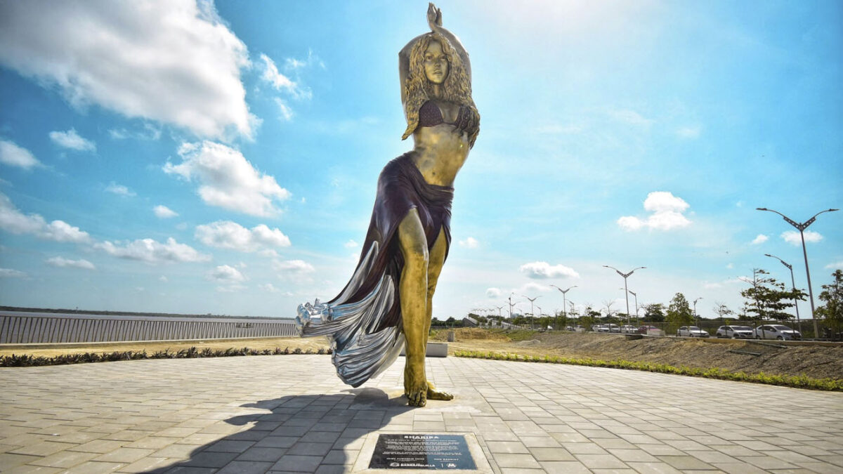 Así luce el nuevo monumento de Shakira en Barranquilla La estatua de Shakira fue develada este martes ante los padres de la barranquillera. Así luce el monumento en homenaje a la artista.