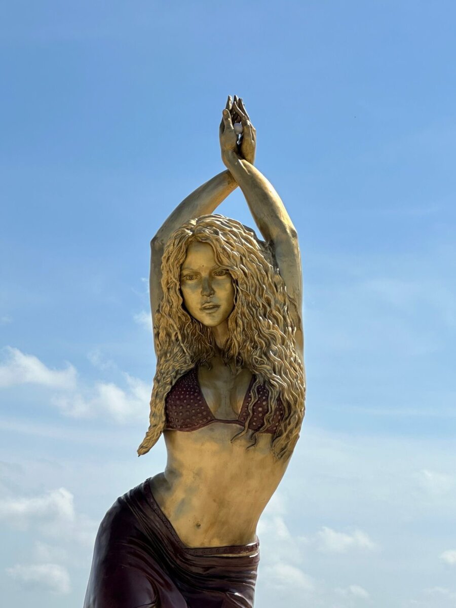 Así luce el nuevo monumento de Shakira en Barranquilla La estatua de Shakira fue develada este martes ante los padres de la barranquillera. Así luce el monumento en homenaje a la artista.