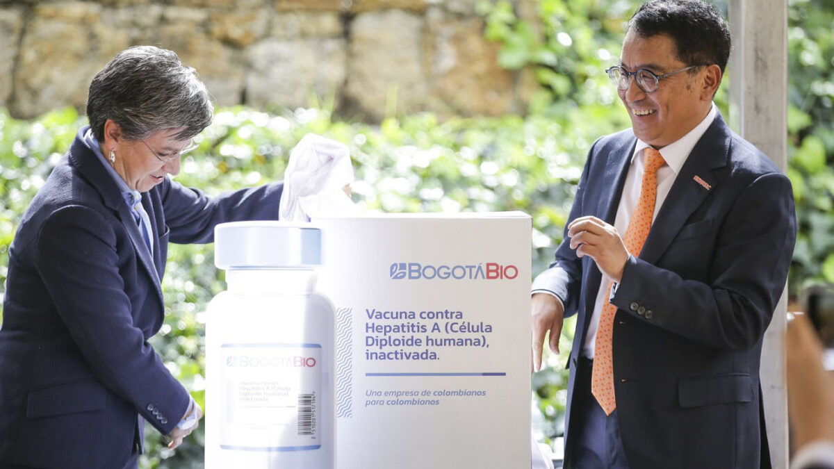 BogotáBio: Alcaldía de Bogotá lanza fábrica de vacunas La Alcaldía de Bogotá y Sinovac formalizaron una asociación para la producción de vacunas en Colombia, a través de la fábrica BogotáBio. La producción iniciará en el 2027.