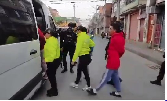 Cae banda dedicada a la extorsión de comerciantes en Bogotá Dentro del 'Plan Navidad, Siempre Presentes', la Policía Nacional, logró la captura de 3 hombres y 2 mujeres pertenecientes a la banda criminal conocida como 'Los Elenos', quienes se dedicaban a la extorsión de comerciantes en la capital.