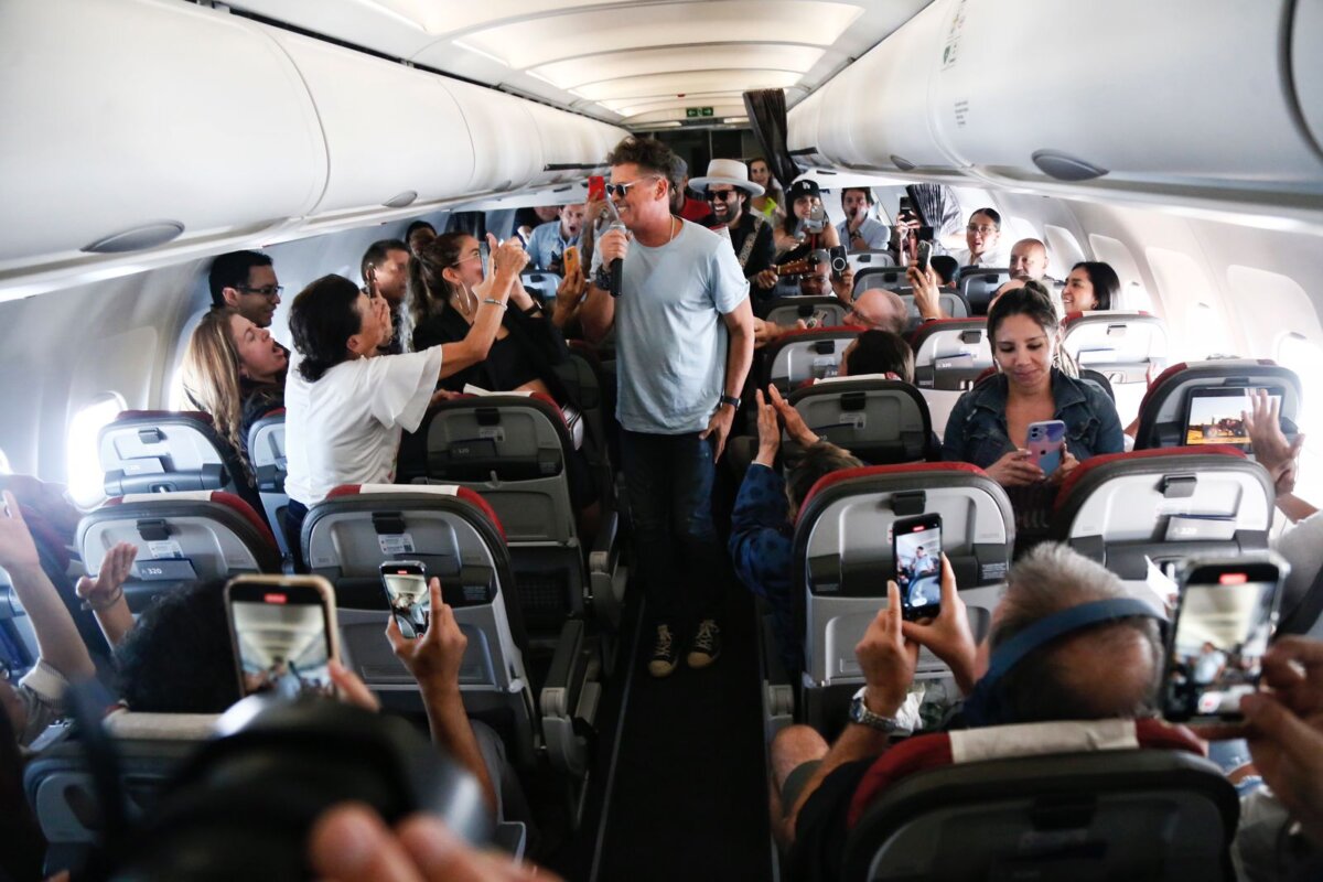 Carlos Vives armó parranda en pleno vuelo y sorprendió a pasajeros con un concierto En medio de un vuelo que hacía la ruta Cartagena - Bogotá, el cantante Carlos Vives sorprendió con un concierto junto a varios de sus músicos.