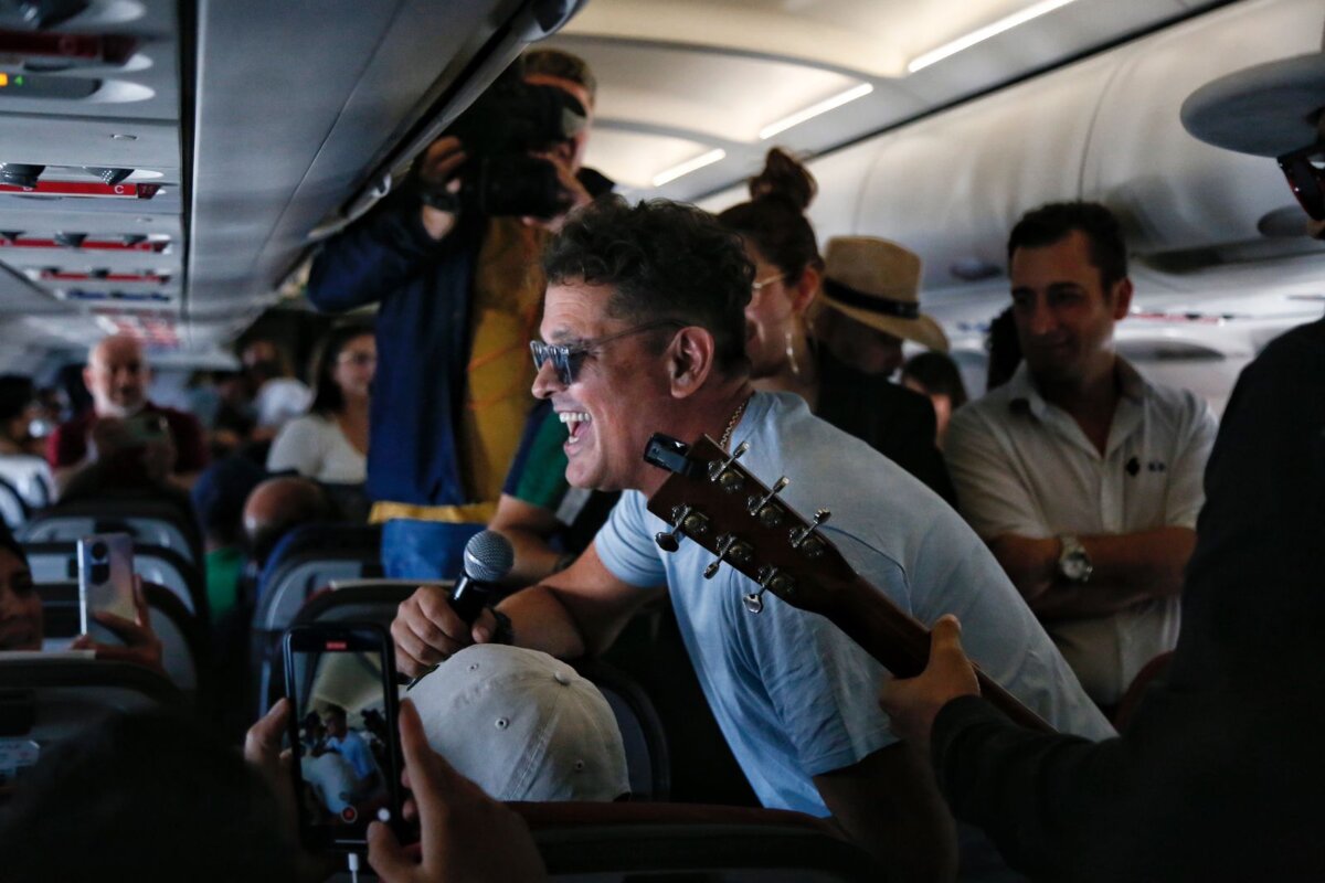 Carlos Vives armó parranda en pleno vuelo y sorprendió a pasajeros con un concierto En medio de un vuelo que hacía la ruta Cartagena - Bogotá, el cantante Carlos Vives sorprendió con un concierto junto a varios de sus músicos.