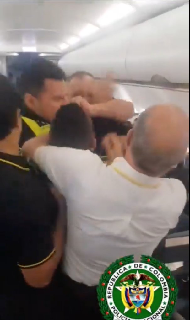 EN VIDEO: Polaco agredió a policía colombiano por bajarlo de un avión Un hombre polaco que aparentemente se encontraba borracho, golpeó a un policía que le pidió que se bajara del avión en la ciudad de Barranquilla.