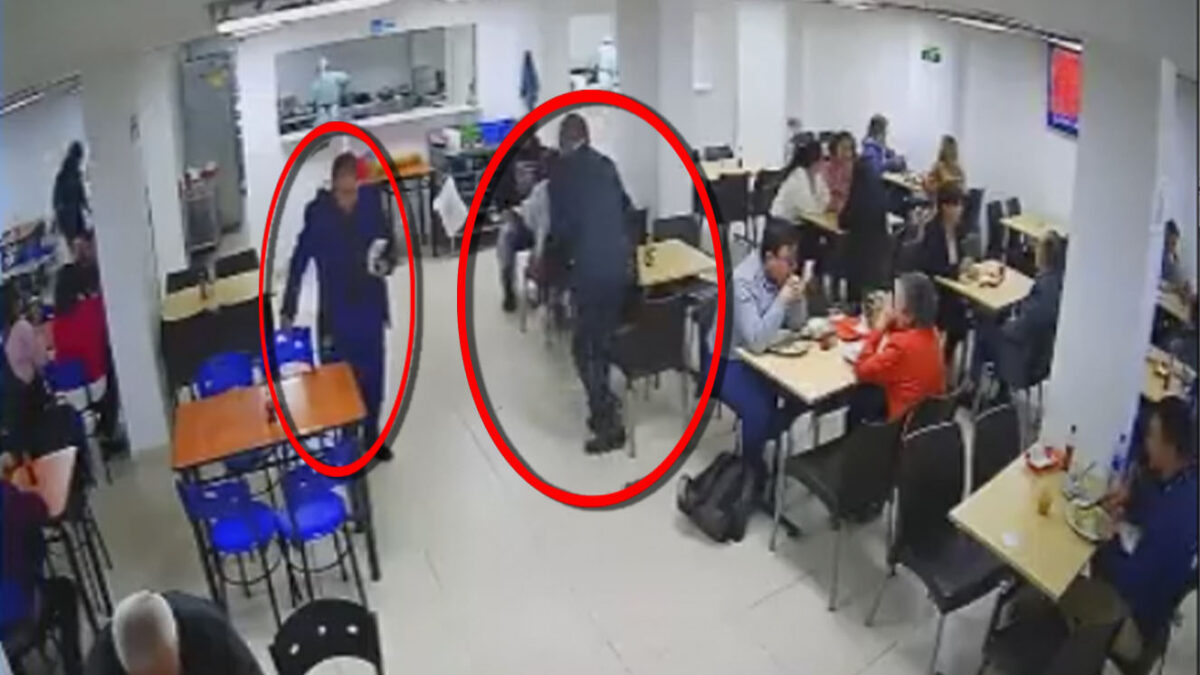 EN VIDEO: Valientes meseros evitaron un robo en restaurante de Bogotá Dos sujetos intentaron robar el maletín de un hombre mientras almorzaba con su madre en un restaurante de Bogotá.