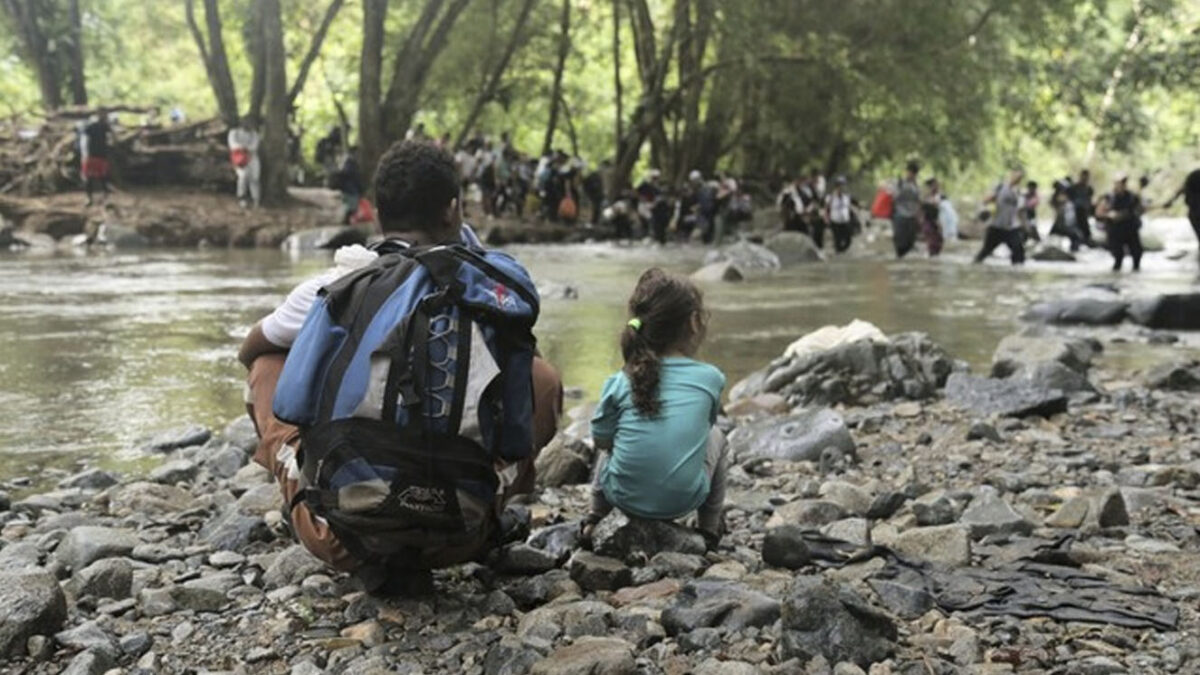 El número de migrantes colombianos en la selva del Darién ha aumentado un 200% La cifra de colombianos que atraviesan el Tapón del Darién creció un 214% entre 2022 y 2023, reveló el pasado lunes la Defensoría del Pueblo en un reporte que mencionó algunas causas de esa migración irregular.