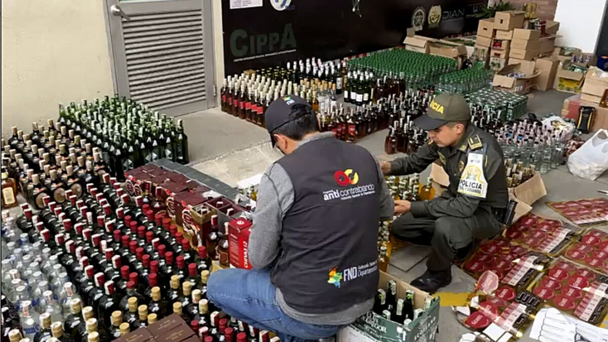 Encuentran 5 mil botellas de trago adulterado en Los Mártires Las autoridades encontraron 5 mil botellas de licor adulterado en dos establecimientos de la localidad de Los Mártires. A continuación le contamos cómo puede identificar el trago chimbo.