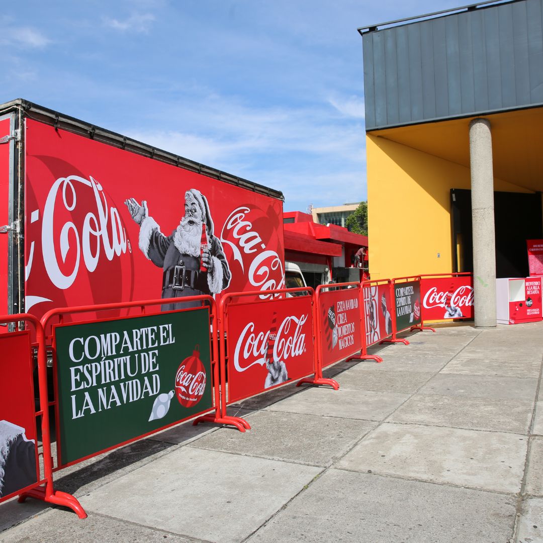 Prográmese para la Caravana navideña de Coca-Cola La Caravana Coca-Cola vuelve a recorrer las principales ciudades del país después de cinco años de ausencia, trayendo consigo la Villa de Santa. Estas son las rutas en Bogotá.