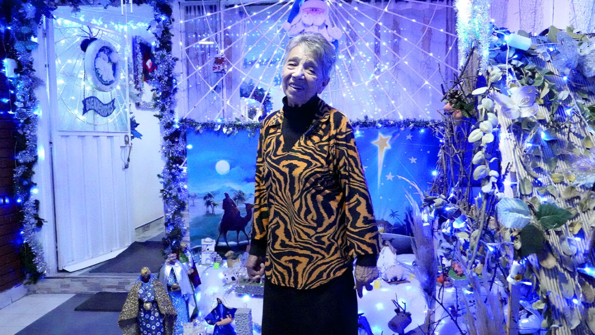 Flor enciende la Navidad en Tunjuelito Doña Flor lleva más de 50 años en Nuevo Muzú, Tunjuelito, y su mayor felicidad es ver reunida a su familia en medio de la celebración de Navidad, que simboliza para ella esperanza, amor y unión.
