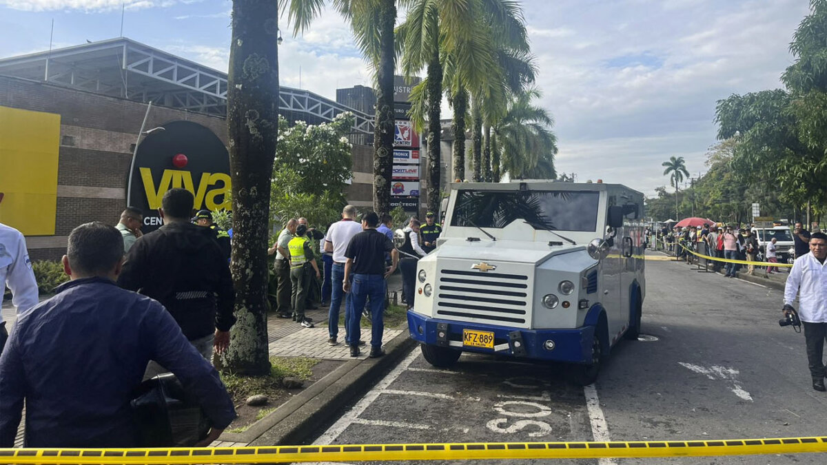 Hurto a carro de valores dejó 2 muertos y 2 heridos Esta mañana se presentó un intento de hurto a un carro de valores de la empresa Brinks, en la ciudad de Villavicencio. En medio del asalto, dos personas murieron y dos más quedaron heridas.