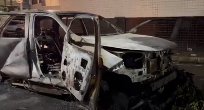 Incendian carro de futbolista colombiano tras descenso del equipo Santos en Brasil Hinchas del Santos vandalizaron algunas propiedades e incendiaron el carro del futbolista Stiven Mendoza luego del descenso del equipo brasileño a la B.