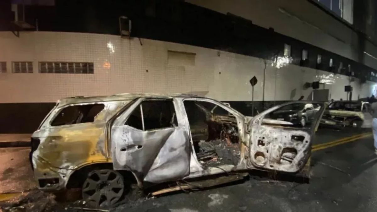 Incendian carro de futbolista colombiano tras descenso del equipo Santos en Brasil Hinchas del Santos vandalizaron algunas propiedades e incendiaron el carro del futbolista Stiven Mendoza luego del descenso del equipo brasileño a la B.