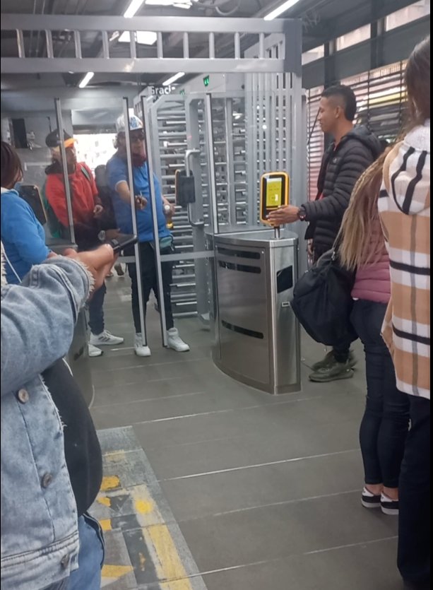 ¡Indignante! Así se están colando ahora en TransMilenio Con esta nueva modalidad las personas se colan en TransMilenio pagándole a un tercero. Aquí el video.