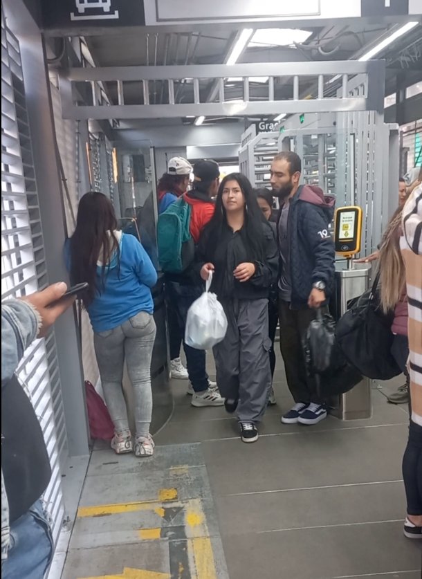 ¡Indignante! Así se están colando ahora en TransMilenio Con esta nueva modalidad las personas se colan en TransMilenio pagándole a un tercero. Aquí el video.