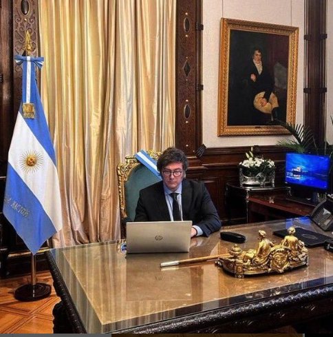 Javier Milei anuncia el fin de la universidad gratuita para extranjeros en Argentina Javier Milei envió al Congreso un proyecto de ley que busca que las universidades públicas le cobren a los estudiantes extranjeros no residentes que se encuentran en Argentina.