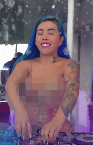 Le dan palo a Yina Calderón por celebrar Navidad desnuda mientras baila guaracha Yina Calderón vuelve a encender las redes sociales luego aparecer desnuda bailando su nueva guaracha. Los internautas no la bajan de "ordinaria".