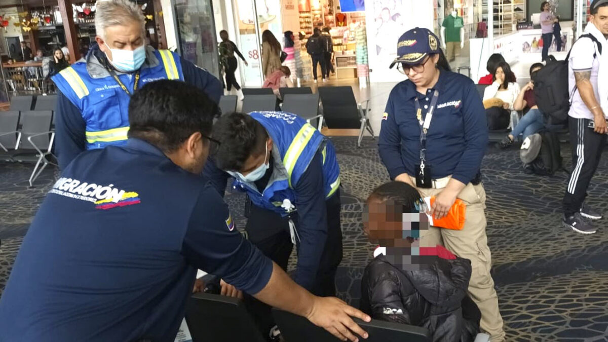 Niña abandonada se escondió durante 10 días en el aeropuerto El Dorado Migración Colombia rescató a una menor que llevaba 10 días escondida en las salas internacionales del aeropuerto El Dorado.