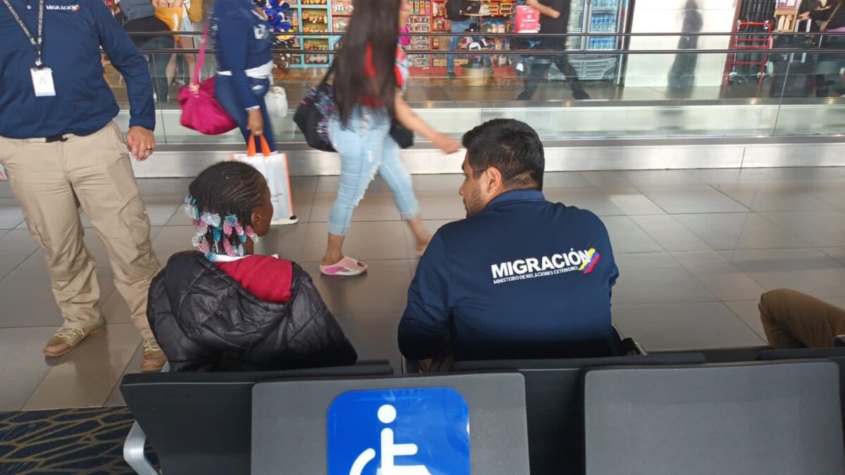 Niña abandonada se escondió durante 10 días en el aeropuerto El Dorado Migración Colombia rescató a una menor que llevaba 10 días escondida en las salas internacionales del aeropuerto El Dorado.