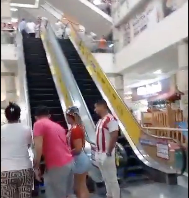 Niño de 4 años quedó con las manos atrapadas en escaleras eléctricas Un niño de cuatro años estuvo a punto de perder sus manos en un accidente en las escaleras eléctricas de un centro comercial.