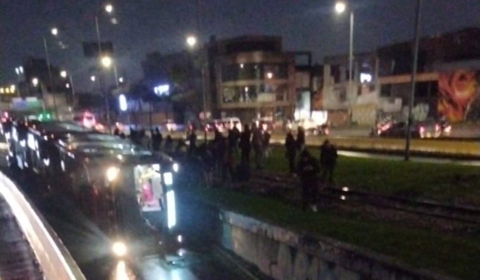 ÚLTIMA HORA: Bus de TransMilenio se volcó en la NQS con calle 80 Un bus de TransMilenio se volcó a la altura de la NQS con calle 80.