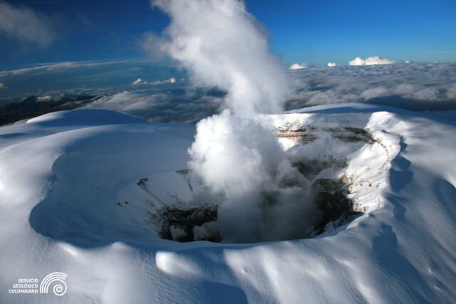 Reportan incremento de actividad sísmica en el volcán Nevado del Ruiz Desde el pasado 24 de diciembre a las 02:02 de la tarde, el Volcán Nevado del Ruiz experimentó un aumento sísmico relacionado con la fracturación de roca en el sector oriental, ubicado aproximadamente a 5 km del cráter Arenas.