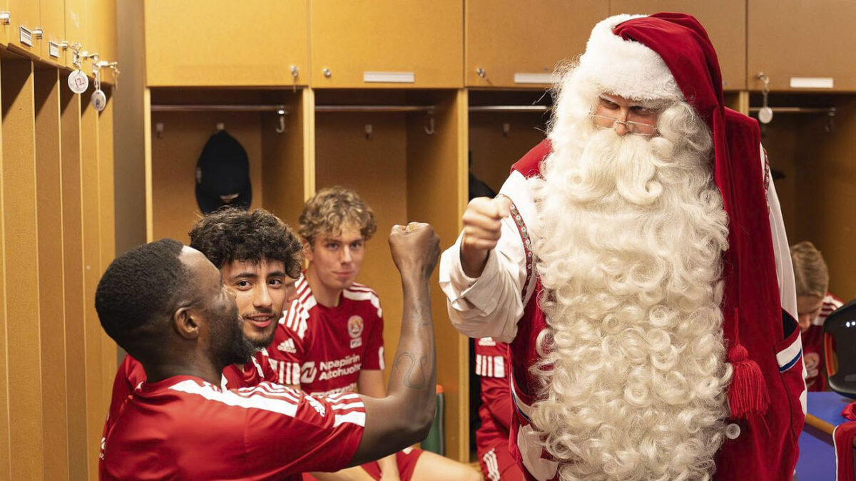 Santa Claus FC: goles y navidad todo el año Además de regalos, Papá Noel mete goles, por lo menos es así en la sexta división de Noruega, donde milita el Santa Claus FC, un equipo que todo el año conserva el espíritu navideño.