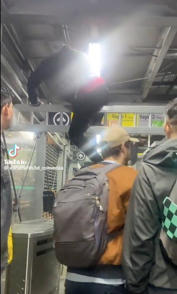 Se creyeron Spiderman para colarse en TransMilenio En un video quedó captado el momento en el que un grupo de jóvenes ingresa a una estación de TransMilenio, pasando por encima de las nuevas puertas anicolados. Vea el video aquí.