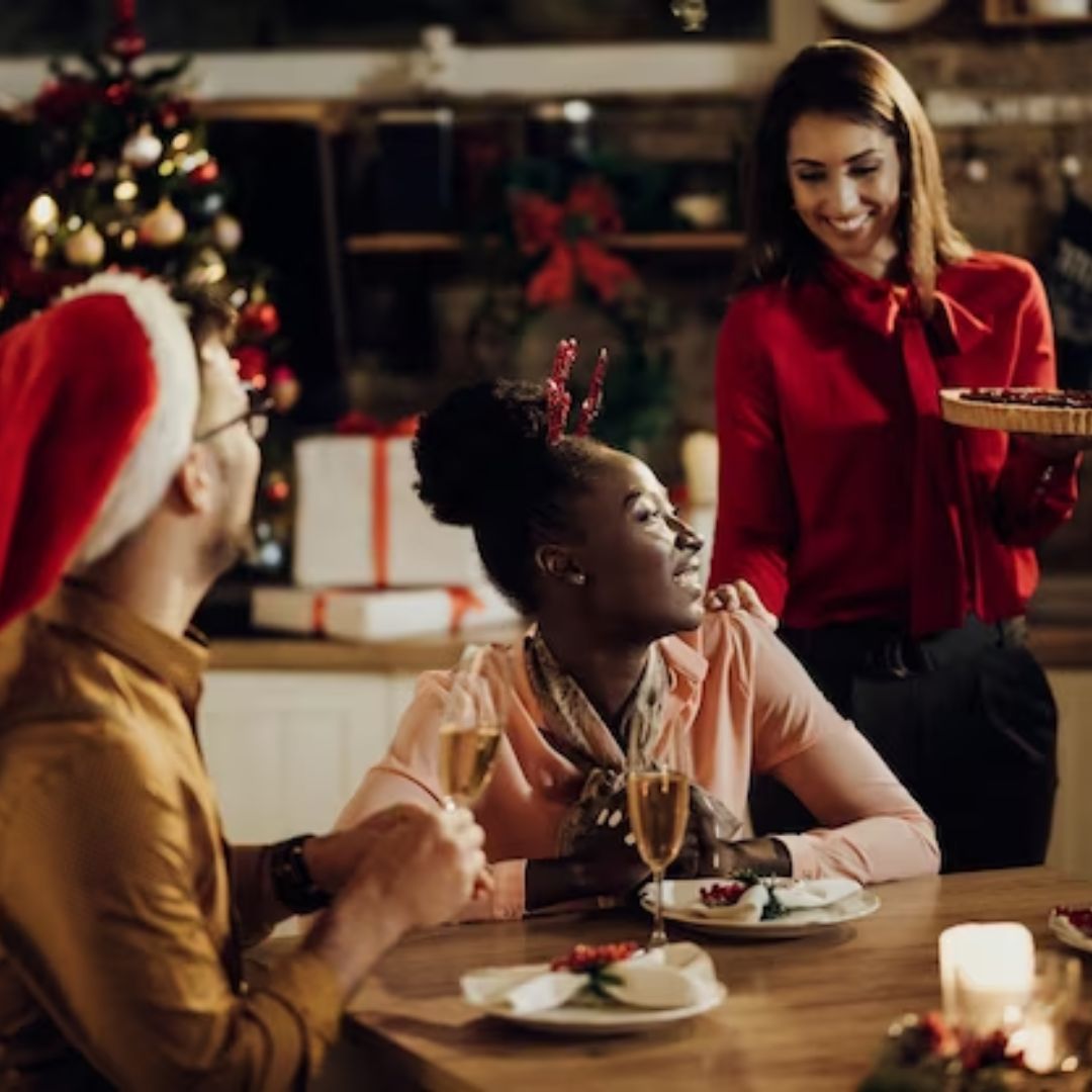Que las peleas familiares no le dañen la cena de Navidad Q'HUBO le propone 10 consejos para que en la cena navideña pueda disfrutar de un momento lleno de amor, alegría y sin conflictos innecesarios con sus familiares.