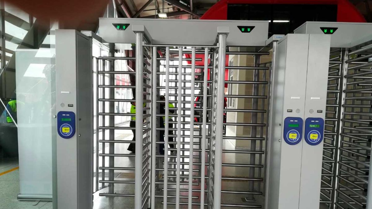 TransMilenio instalará los nuevos torniquetes anticolados en dos importantes estaciones Las estaciones de TransMilenio Las Nieves y San Bernardo tendrán los nuevos torniquetes anticolados.