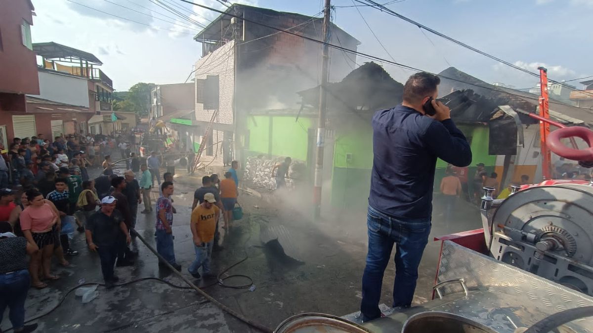 ÚLTIMA HORA: Se presenta voraz incendio en una ferretería de Viotá A esta hora se registra un incendio estructural en una ferretería del municipio de Viotá (Cundinamarca).
