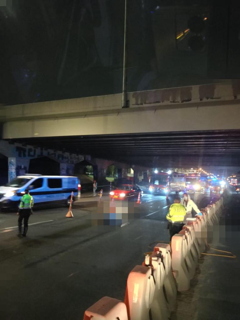 Motociclista murió tras chocar con puente de la Av. 68 Un trágico accidente de tránsito se registró la madrugada de este viernes, en el que una mujer falleció tras chocar con el puente de la Av. 68 con calle 80.
