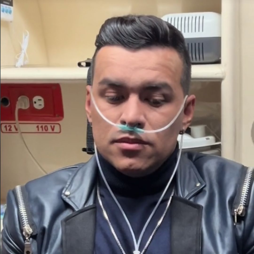 Yeison Jiménez tuvo que recibir oxígeno en pleno concierto Un gran susto le pegó el cantante de música popular a sus seguidores, luego de compartir un video a través de sus redes sociales recibiendo oxigeno en medio de uno de sus conciertos.