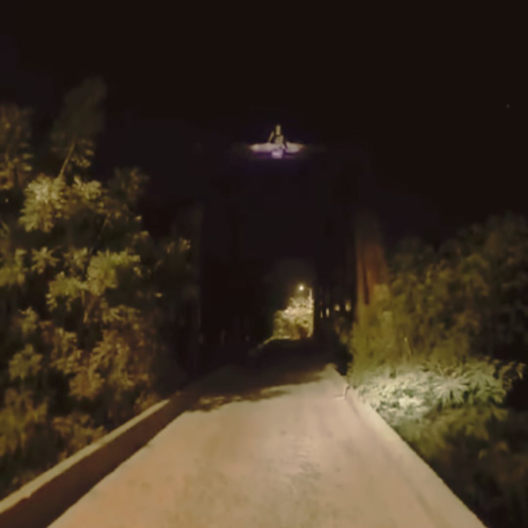 Estremecedor: captan supuesta bruja sobre un puente en el Magdalena Personas captaron la silueta de quien sería una bruja sentada sobre un puente. Vea el video aquí. ¿Ustedes qué opinan?